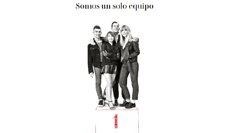 Gente festejando, sosteniendo una copa